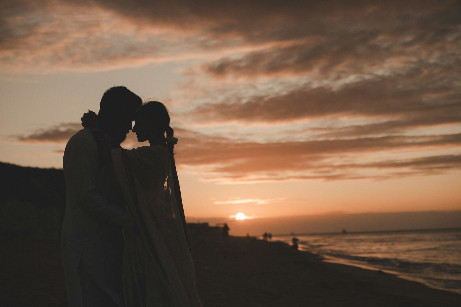 Beach wedding silhouette